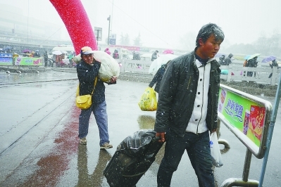 春运旅客返乡表情:风雪挡不住回家的脚步(图)