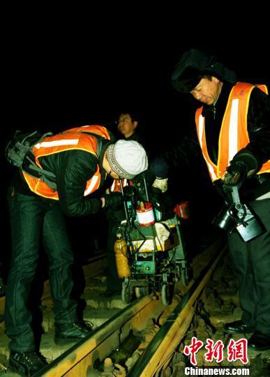 直击春运:钢轨"医生"给石太高铁做"b超"(图)