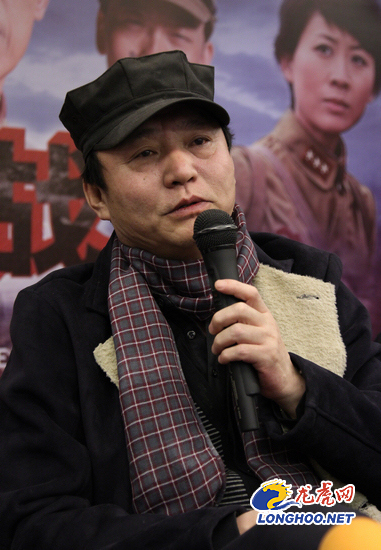 今天上午《绝战》在南京举行发布会,图为导演马鲁剑.