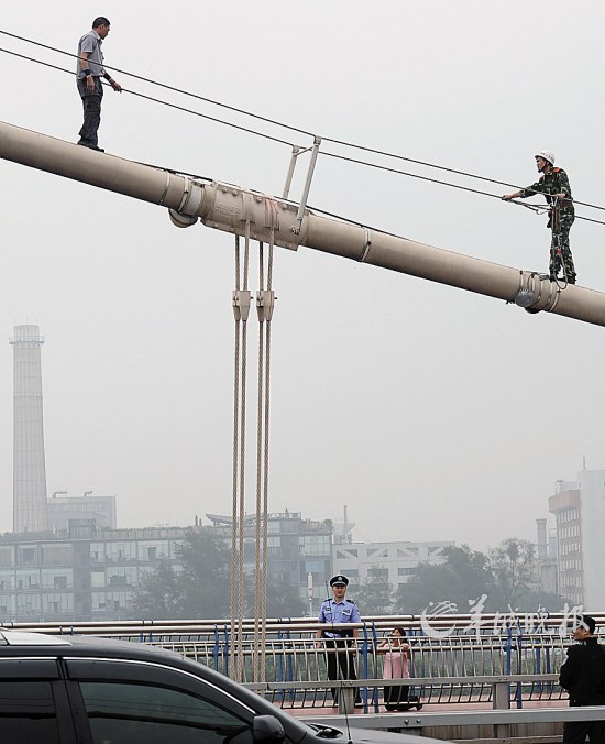 猎德大桥跳桥秀频频老母跪求儿子下桥