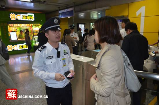 在珠江路車站,票務稽查人員在檢查.本網記者 袁濤攝