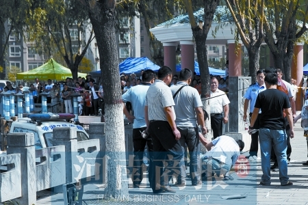 20岁的她穿着最喜欢的黑色高跟鞋,纵身跳进了帝湖.