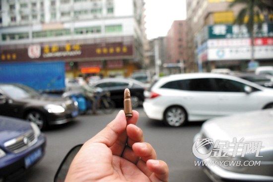 在宝安中心区海滨广场图书馆后的草地上,一些市民发现不少手枪子弹头
