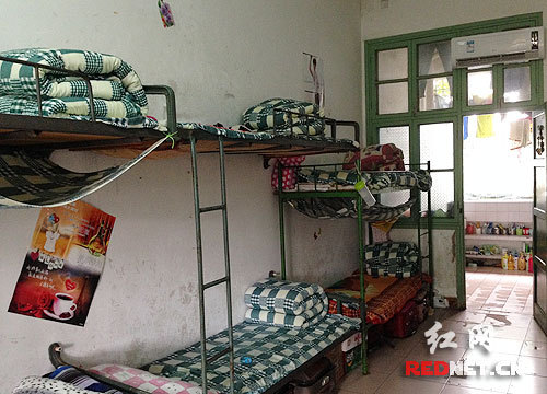 在浏阳六中这个农村考点里,所有考生寝室全部安装了空调.