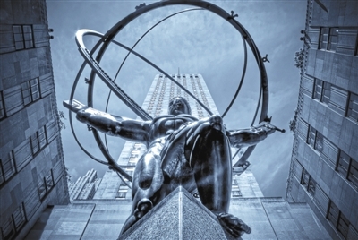 阿特拉斯是希腊神话中的擎天神,被宙斯降罪用双肩来支撑苍天.