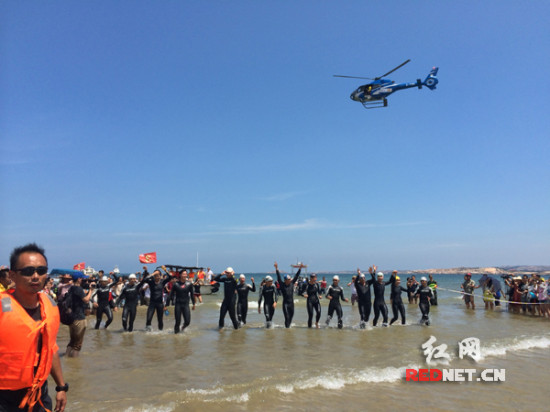 两岸健儿成功泳渡台湾海峡 97小时创横渡纪录(图)