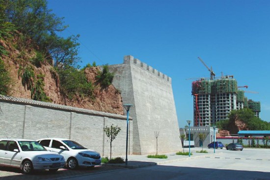 工厂挖断千年古城墙建成大门 称保护性开发(图)