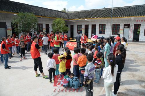 怀化微爱网络志愿者的公益人士带着自己的孩子来到芷江县岩桥乡石板溪