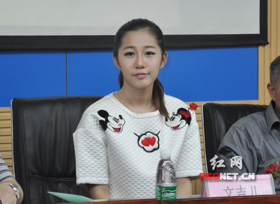 湖南95后作家文吉儿新书发布 回应"打败韩寒"