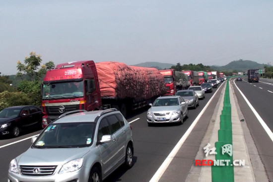 红网长沙10月6日讯(通讯员 李静)今天,京港澳高速公路耒宜辖区迎来