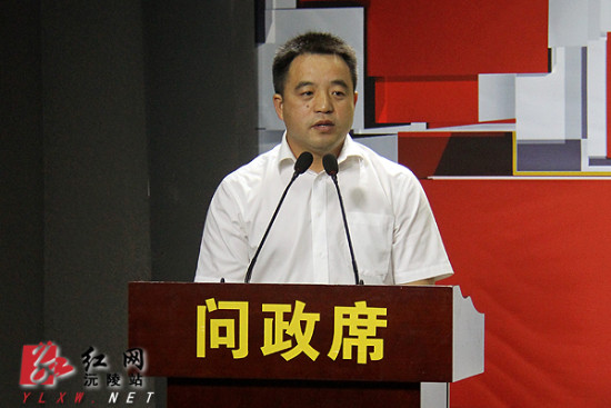 县城市管理执法局长谢深军回答提问沅陵县委副书记胡诗军对如何做好