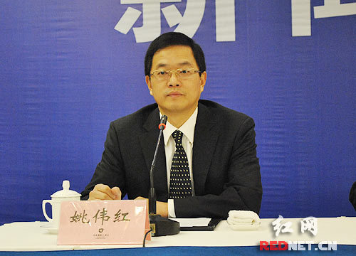 (郴州市委常委,副市长张爱国出席并回答记者提问.