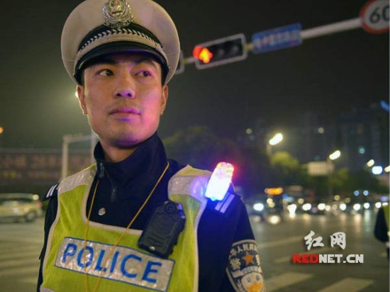 株洲首批警用肩灯亮相 两三百米外就能发现亮光