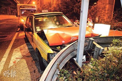 香港一出租車司機拔牙後撞車 弄破傷口出血_新浪新聞