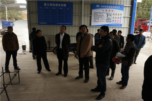 通道县委副书记,县长赵旭东在陇城收费站检查安全生产工作.