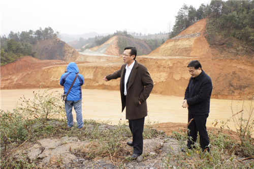 通道县委副书记,县长赵旭东在陇城收费站检查安全生产工作.