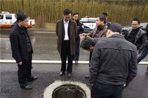通道县委副书记,县长赵旭东在陇城收费站检查安全生产工作.