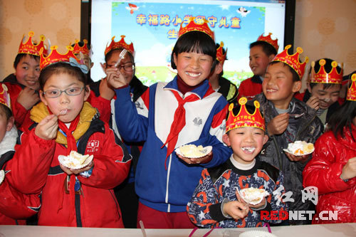 怀化一小学为40多名留守儿童举办生日会组图