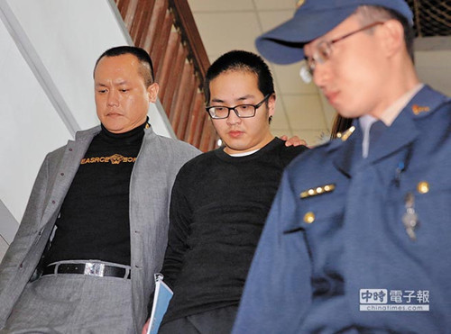 台北杀警案嫌犯万少丞(中)以100万元新台币交保,其父亲松联帮老大"