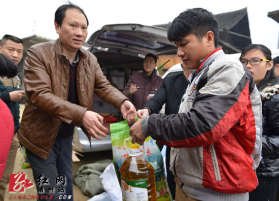 余火未熄救援已到靖州迅速组织救援一起村庄火灾