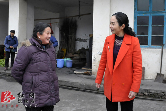 县委常委,县委组织部长,县委统战部长贺庆玲深入明溪口镇慰问特困党员