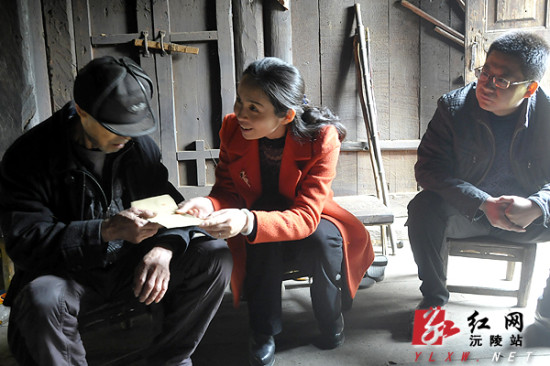 贺庆玲深入明溪口镇走访慰问