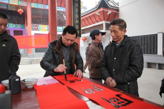 隆回书法家下乡为群众挥毫写联送祝福