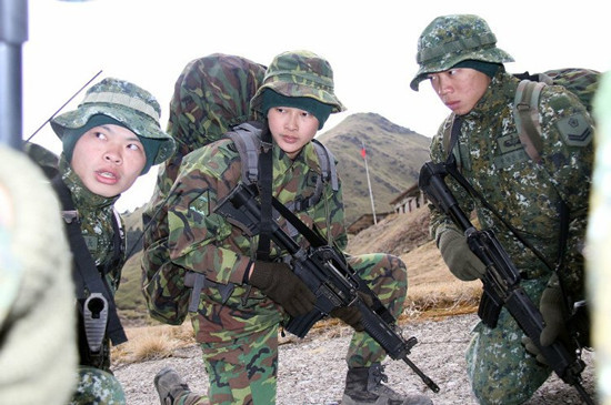 台军首位通过突击兵资格训练女兵寒训图