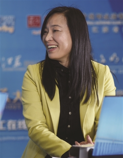 姚晓东(中)和昝圣达(左)走进直播室,图右为主持人王晓映.