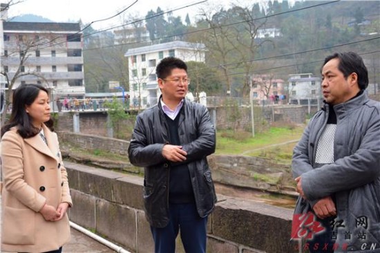 吉首市委副书记,市长李卫国在丹青镇调研排绸乡王腊村李卫国要求,全市
