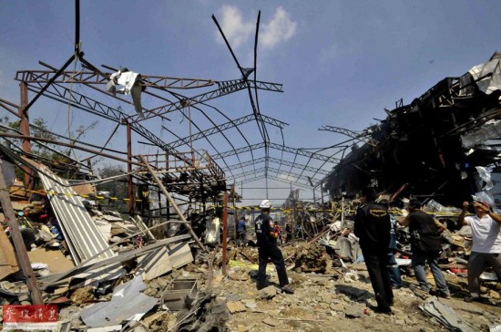 伦敦塔挖出二战大炸弹泰晤士河两岸堵车数英里