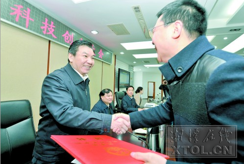 湘潭市委书记,市人大常委会主任陈三新为获奖者颁奖.