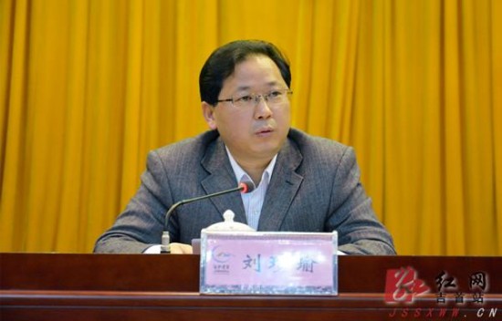 湘西州委常委,吉首市委书记刘珍瑜在会议上讲话吉首市委副书记,市长