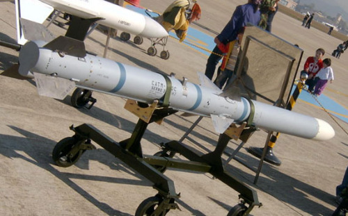 资料图:雷声公司制造的aim-120c空空导弹