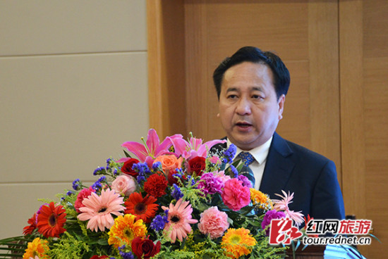 湖南省旅游局副局长高扬先在会上发言.