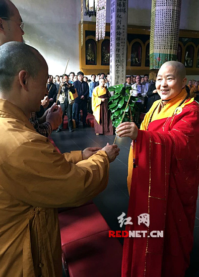 (开福寺能净大和尚将率法师,尼众150人在开福寺大雄宝殿举行祈福法会.