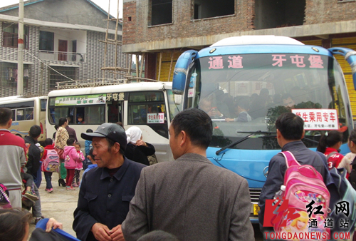 通道牙屯堡镇湘桂边界学生娃回家路上有专车