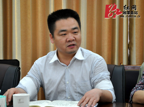 县委副书记,县长傅国平(左三),县委常委,副县长刘铁强(右一)一行查看