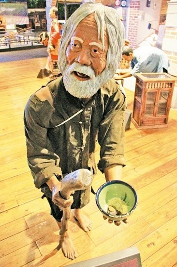 据台湾《联合报》报道,宜兰县兰阳博物馆展览区,展示一座老乞丐人偶