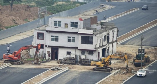拆迁赔偿谈不拢 河南"最牛钉子户"腰斩马路(图)