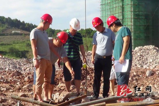 雷宇 石媛)8月4日,由辰溪县政府副县长张万旭牵头,县住建局组织质安监