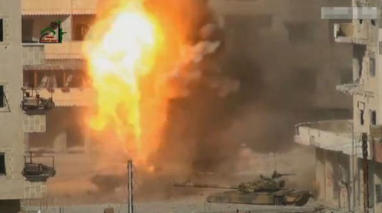 叙利亚t-72坦克遭伏击 弹药殉爆瞬间