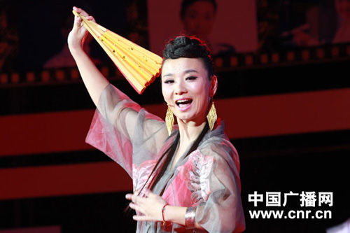 中国之声主持人郭燕正在进行才艺展示:歌舞《万物生》(摄影:中广网涂