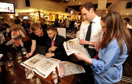 168年历史《世界新闻报》停刊时,英国民众纷纷购买最后一期报纸留念.