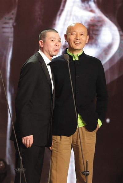 冯小刚和葛优一起颁奖.