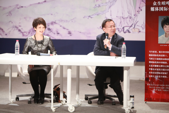 图文:倪宁和主播田薇在人大站活动现场