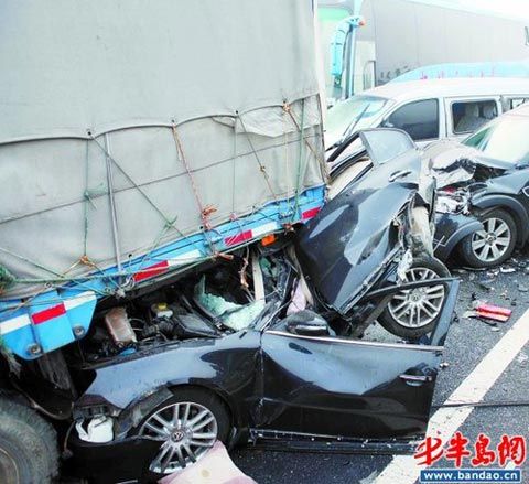 11辆车变身"碰碰车"这是1月17日在荣乌高速潍坊段拍摄的事故现场.