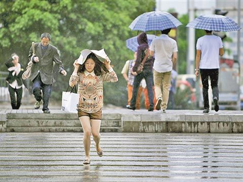 2日11时,渝北冉家坝,天空飘着细雨,毫无准备的市民借助手中的纸张避雨