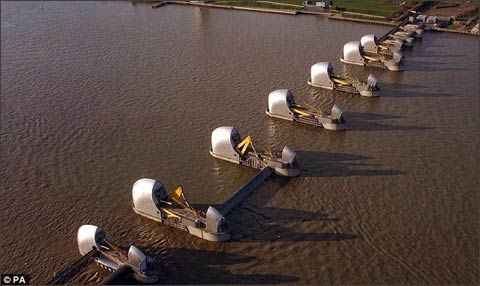 资料图片:泰晤士河上的防洪闸.