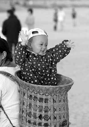 小家伙乐啥子呢